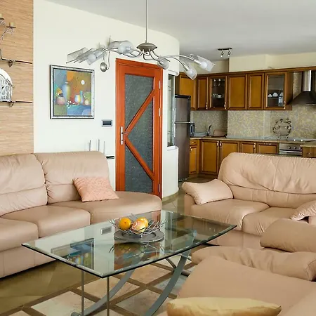 Spacious 2-bd Amazing Beachfront View - Port Апартамент