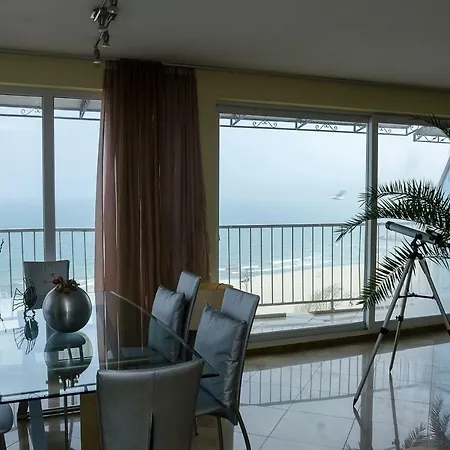 Spacious 2-bd Amazing Beachfront View - Port *