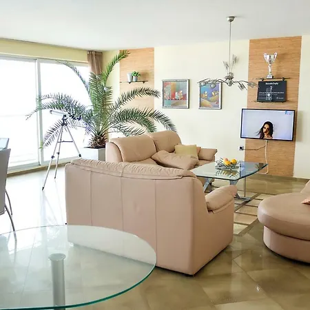Spacious 2-bd Amazing Beachfront View - Port