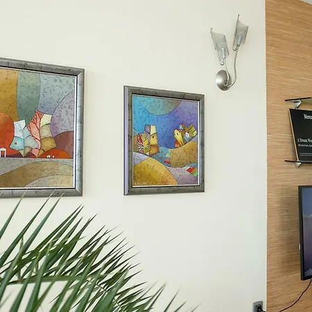 Апартамент Spacious 2-bd Amazing Beachfront View - Port Варна