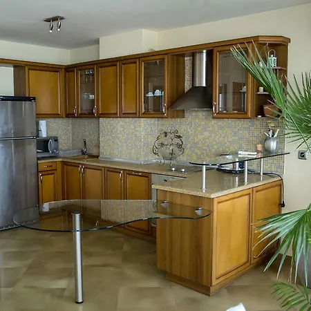 Апартамент Spacious 2-bd Amazing Beachfront View - Port Варна