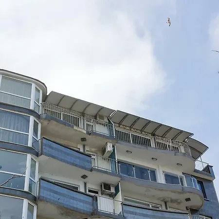 Spacious 2-bd Amazing Beachfront View - Port Апартамент