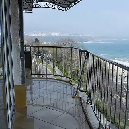 Spacious 2-bd Amazing Beachfront View - Port Апартамент Варна